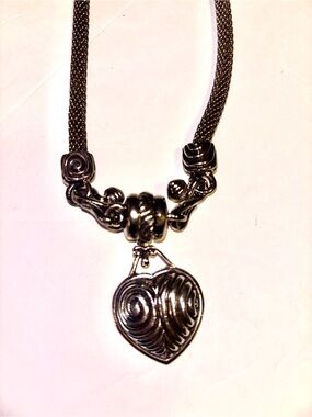 SILVER TONED HEART NECKLACE NO MARKINGS LOOKS LIKE A BRIGHTON DESIGN CHIC & FAB